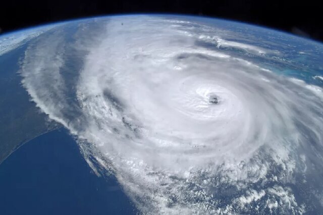 عکس فضانورد مقیم ایستگاه فضایی از طوفان یان