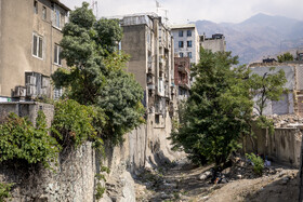 همین مسیر کوچکِ رود مانند در تصویرِ ثبت شده، درست بالای میدان تجریش، نقطۀ آغاز سیل ۳۶ سال قبل بود؛ جایی که امروز با تجربه از گذشته، می‌توانست بهترین الگو برای جلوگیری از هر شرایط مشابهی باشد، اما به نظر می‌رسد متولیان شهری به تنها چیزی که در طول این سه دهه فکر نکرده‌اند، بررسی شرایط گذشته و استفاده از تجربیات آن زمان برای بهتر کردن شرایط و حفاظت از جانِ مردم در زمان وقوع چنین بحران‌هایی است.