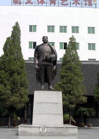 رونمایی از مجسمه یادبود بنیانگذار کره شمالی در پکن