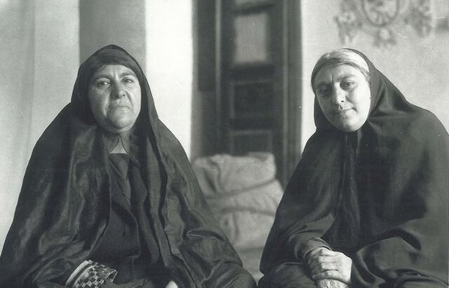 سمت راست: اشرفالملوک فخرالدوله کاری که عمه احمد شاه با قاجاریه کرد