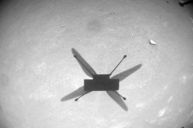 زباله‌های فضایی روی پای بالگرد مریخی "نبوغ"