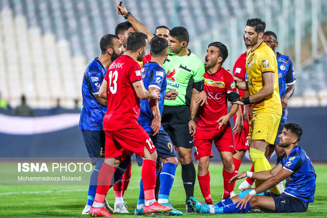 اعلام اسامی داوران هفته دهم/ صفایی برای پرسپولیس و کاظمی برای استقلال سوت می‌زنند