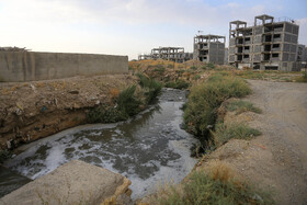 کنار دبستان پسرانه شهدا قاسم‌آباد رودخانه‌ای وجود دارد که فاضلاب در آن جاری است که البته در این زمان، مسیر آن توسط باغداران بسته‌شده بود تا درختان خود را آبیاری کنند، اما اگر کمی کنار این مسیل گام برداریم خانه‌های ساخته‌شده اطراف این رودخانه را مشاهده می‌کنیم و اولین چیزی که به ذهن آدمی خطور می‌کند، شرایط غیربهداشتی و فضای به‌شدت آلوده حاکم در فضا است.