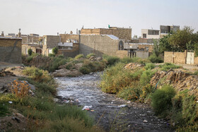 در همان ابتدای ورود به خیابان ولیعصر در قاسم‌آباد، متوجه التقاط زندگی شهری و روستایی می‌شویم. درواقع کالبد و جداره لبه خیابان امام خمینی تا حدودی رنگ و بوی شهری گرفته و کاربری‌های تجاری آن، محوری با عملکرد تجاری شکل داده‌اند، اما محور ولیعصر فرم روستایی خود را حفظ کرده است