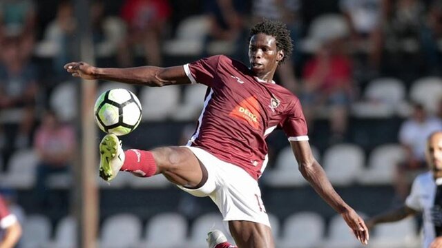 یک هافبک خارجی در تمرینات مس کرمان