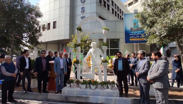 رونمایی از المان «مرد پستچی» در بجنورد همزمان با روز جهانی پست