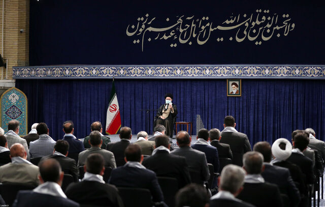 عکس آرشیوی است ۲ هزار نفر از مردم قم با رهبر معظم انقلاب دیدار می کنند