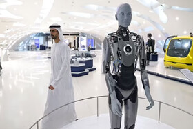 خدمت‌رسانی ربات انسان‌نمای "آمکا" در یک موزه‌ در دبی