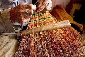 جاروبافی، بیکاری را در روستای «ملاحسن» جارو می کند؟