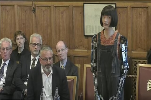 ربات "آیدا" در مجلس اعیان بریتانیا سخنرانی کرد