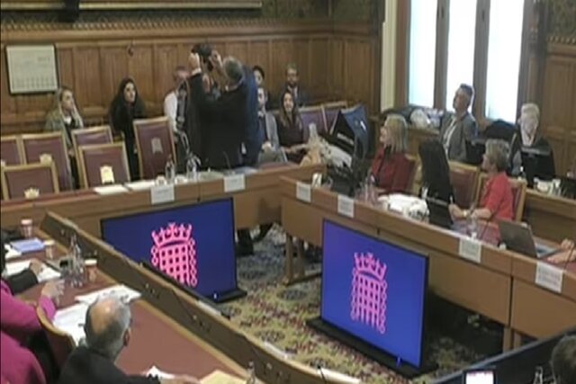 ربات "آیدا" در مجلس اعیان بریتانیا سخنرانی کرد