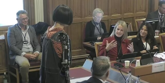 ربات "آیدا" در مجلس اعیان بریتانیا سخنرانی کرد