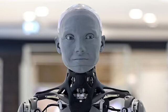 خدمترسانی ربات انساننمای "آمکا" در یک موزه در دبی