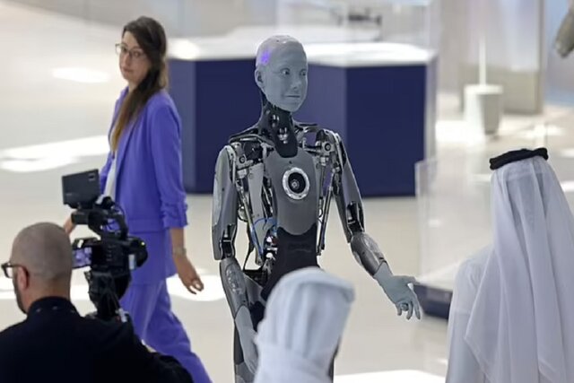 خدمترسانی ربات انساننمای "آمکا" در یک موزه در دبی