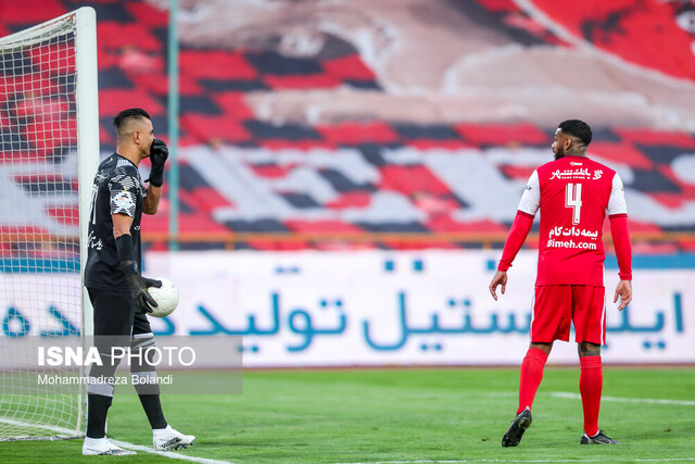 مهاجمی که ۳ و مدافعی که ۷ میپوشند!