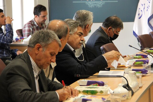 غضنفری: وِرد و جادوی اقتصادی نداریم/ اساتید مرکز: شازده قُراضهها مشغولند