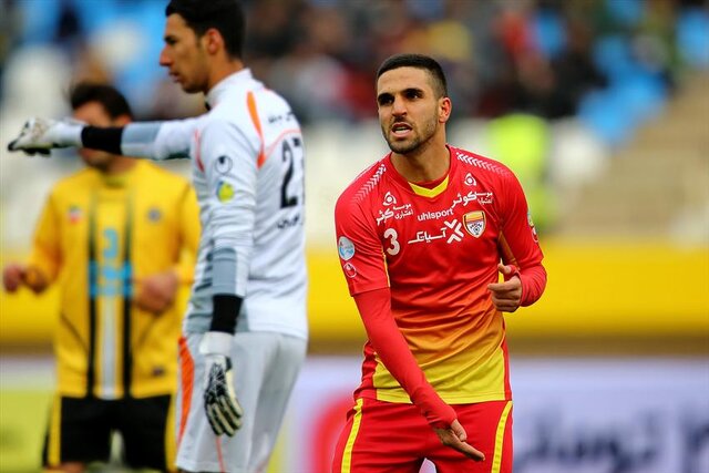 مهاجمی که ۳ و مدافعی که ۷ میپوشند!