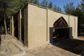 خواجههای ارمنی (بازرگانان نامی) و خاندانها، مقبره مخصوص به خود را داشتهاند که به شکل چارطاقی ساخته شده است.