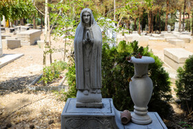 قبرستان ارامنه به دو بخش کاتولیکها و پروتستانها تقسیم شده است