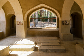 خواجههای ارمنی (بازرگانان نامی) و خاندانها، مقبره مخصوص به خود را داشتهاند که به شکل چارطاقی ساخته شده است.