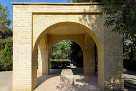 مشهورترین و زیباترین چارطاقی در قبرستان ارامنه متعلق به خلیفه کارابد است.