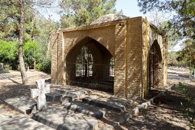 مقبره خانوادگی آبکاریانهای کاتولیک از بازرگانان معروف ارمنی که به شکل چارطاقی ساخته شده است.