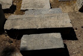 در قرن هفدهم میلادی، شاه سلطان حسین پس از اینکه در امر تغییر دین ارمنیان ناکام میشود، دستور میدهد که گوشه سنگ قبرهای موجود در قبرستان ارمنیان کنده شود.