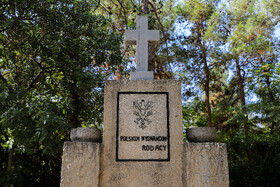 بنای یادبود لهستانیهای دفن شده دوران جنگ جهانی دوم در قبرستان ارامنه اصفهان