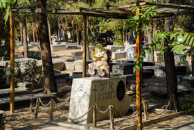 مقبره یک دختر بچه سه ساله که چون در کودکی فوت شده است از مجسمه فرشته استفاده کردهاند.