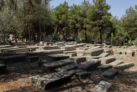 در قرن هفدهم میلادی، شاه سلطان حسین پس از اینکه در امر تغییر دین ارمنیان ناکام میشود، دستور میدهد که گوشه سنگ قبرهای موجود در قبرستان ارمنیان کنده شود.