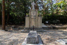 بنای یادبود لهستانیهای دفن شده دوران جنگ جهانی دوم در قبرستان ارامنه اصفهان