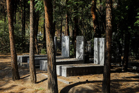 قبرستان ارامنه به دو بخش کاتولیکها و پروتستانها تقسیم شده است