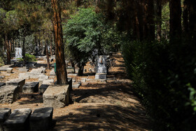 آرمستان ارامنه اصفهان. تعداد قبرهای موجود در قبرستان به بیش از 50.000 میرسد که طبق شواهد، به همین تعداد قبر دیگر نیز وجود داشته که یا در اثر اتفاقات از بین رفته، و یا زیر قبرهای دیگر مدفون شده است.