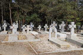 قبرستان ارامنه به دو بخش کاتولیکها و پروتستانها تقسیم شده است