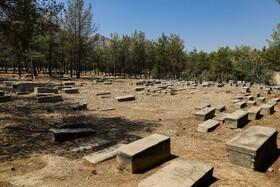 آرمستان ارامنه اصفهان در قرن هفدهم میلادی، شاه سلطان حسین پس از اینکه در امر تغییر دین ارمنیان ناکام میشود، دستور میدهد که گوشه سنگ قبرهای موجود در قبرستان ارمنیان کنده شود.