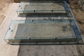 مقبره ارنست هولستر، رئیس تلگرافخانه انگلیس در اصفهان و از پیشگامان عکاسی قرن نوزدهم در کنار مقبره همسرش