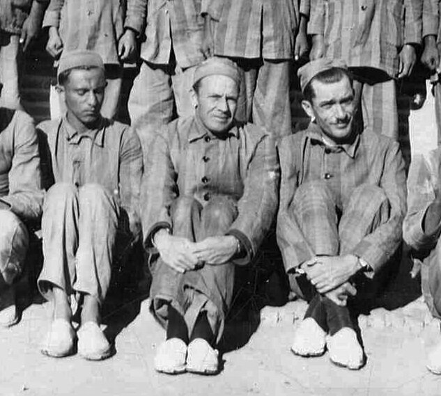 وسط نشسته احمد احمدی قاتل محمد فرخی یزدی قتل تاجالشعرا به دست آمپولزن جانی