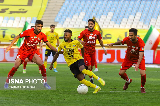 برد سپاهان و مس و نخستین شکست فولاد/ ۳ امتیاز پرسپولیس از بازی جنجالی