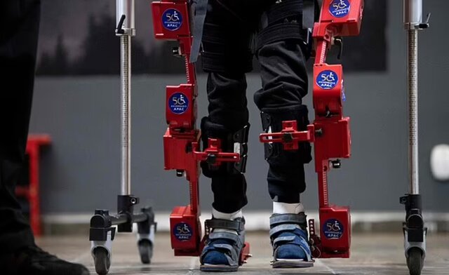 نخستین گامهای کودک مبتلا به فلج مغزی با کمک یک اسکلت رباتیک