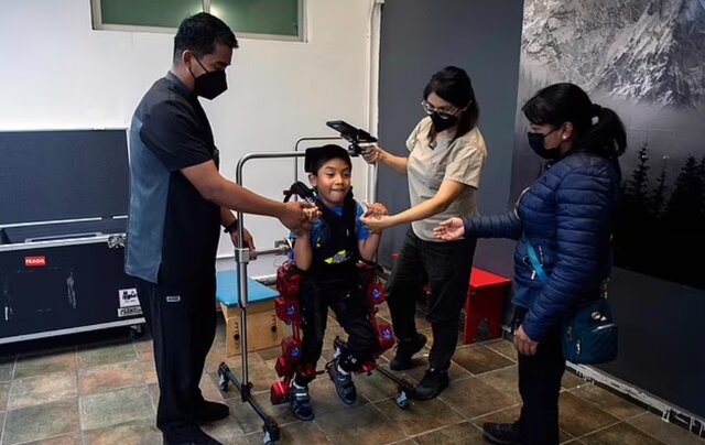 نخستین گامهای کودک مبتلا به فلج مغزی با کمک یک اسکلت رباتیک