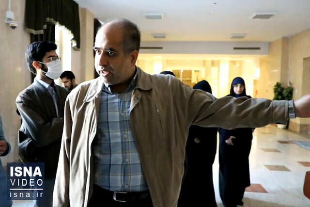 ویدئو / اعتراض خضریان به لغو اولیه نشست دانشجویی بررسی ناآرامیهای اخیر ویدئو / اعتراض خضریان به لغو اولیه نشست دانشجویی بررسی ناآرامیهای اخیر