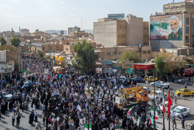 راهپیمایی نمازگزاران قمی در محکومیت جنایت تروریستی حرم حضرت شاهچراغ(ع)