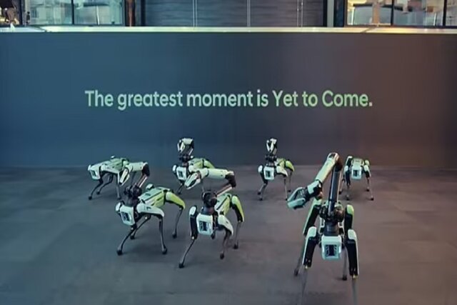 رقص گروهی سگهای رباتیک با موزیک گروه بیتیاس!