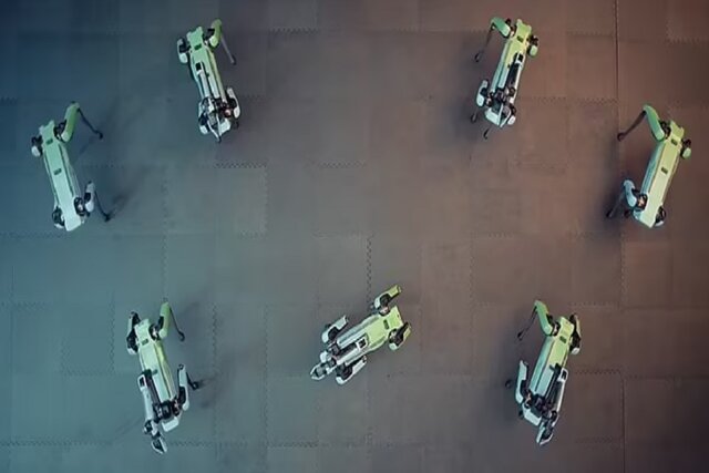 رقص گروهی سگهای رباتیک با موزیک گروه بیتیاس!