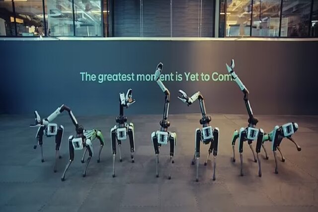 رقص گروهی سگهای رباتیک با موزیک گروه بیتیاس!