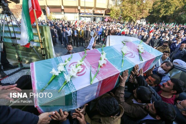 عکس آرشیوی است افرادی که در پی اعتراضات به دنبال ویزا گرفتن هستند به مملکت خودشان خیانت کردهاند