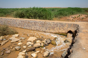 لوله‌های تعبیه شده در درون بند برای عبور آب پایه و حفظ جریان در مسیر اصلی رودخانه که با ورود گل ولای و مسدود شدن تدریجی آنها دبی مورد نظر برای جریان آب کاهش محسوسی داشته است