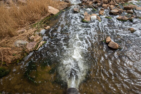 لوله عبور آب تعبیه شده در بدنه بند پخش سیلاب رودخانه شور