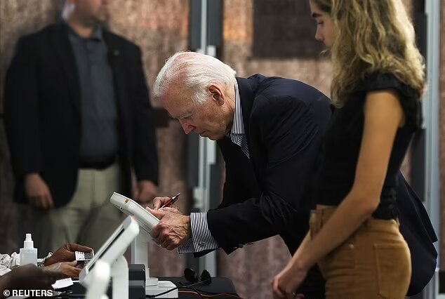 بایدن رای خود را در انتخابات زودهنگام کنگره به صندوق انداخت بایدن رای خود را در انتخابات زودهنگام کنگره به صندوق انداخت