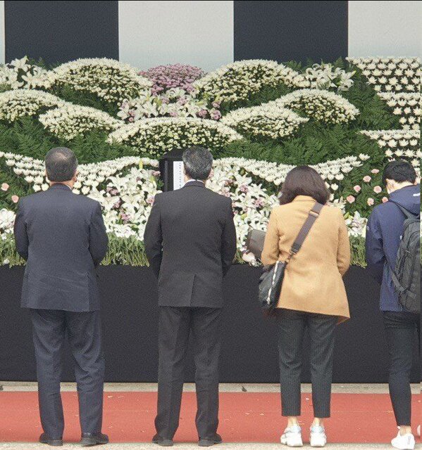 ادای احترام و تسلیت سفیر ایران به قربانیان حادثه هالووین ادای احترام و تسلیت سفیر ایران به قربانیان حادثه هالووین